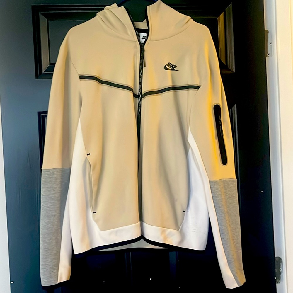 Men’s Nike Tech Jacket. Men Medium. Excellent condition